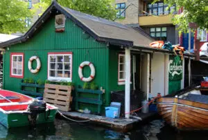Groene woonboot in canal Kopenhagen