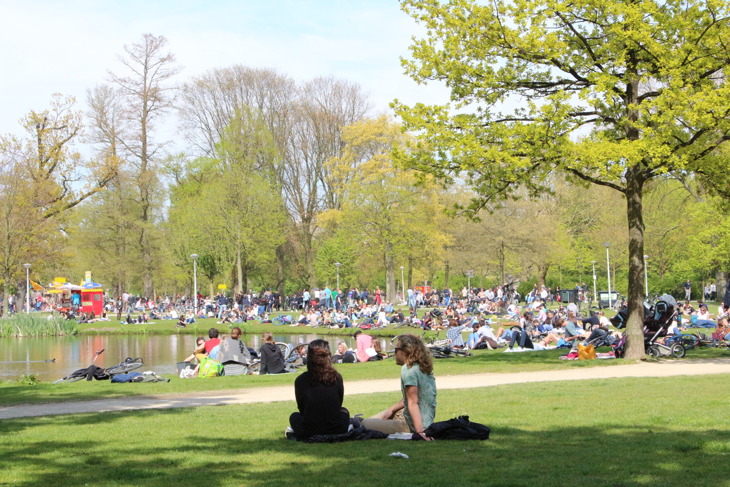 Vondelpark 2 vrienden in de schaduw
