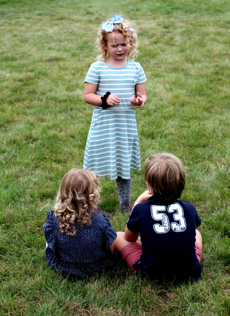 Tibault en Spohie-Ann in gesprek met meisje op Utica wijnfest