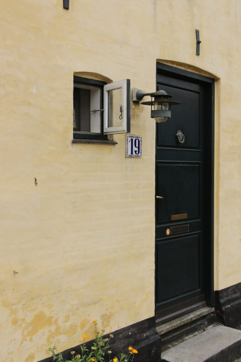 Het huis met een open wc raampje